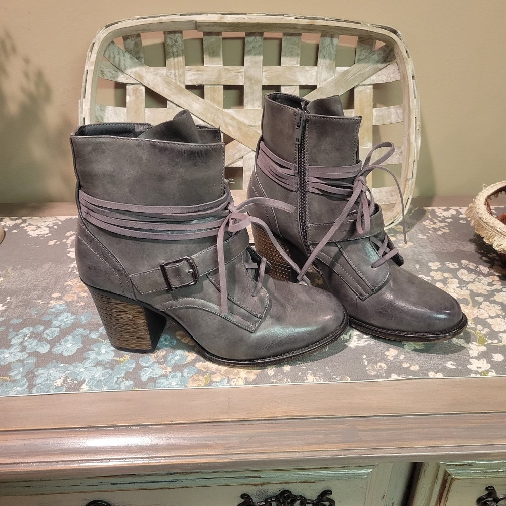 Vintage 93 Emma Heeled Zip Up Boots